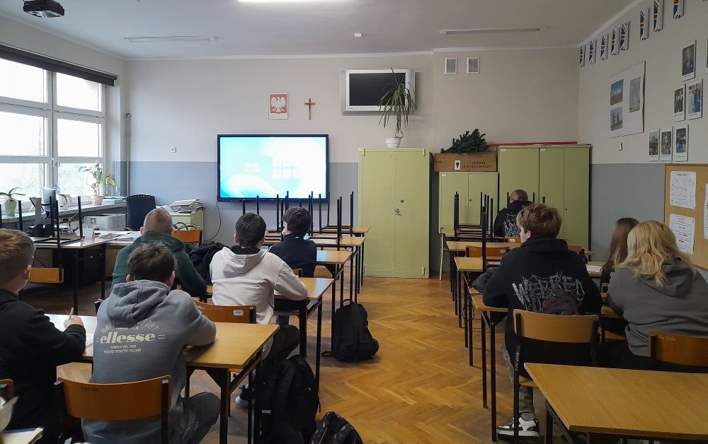 Uczniowie w ławkach szkolnych