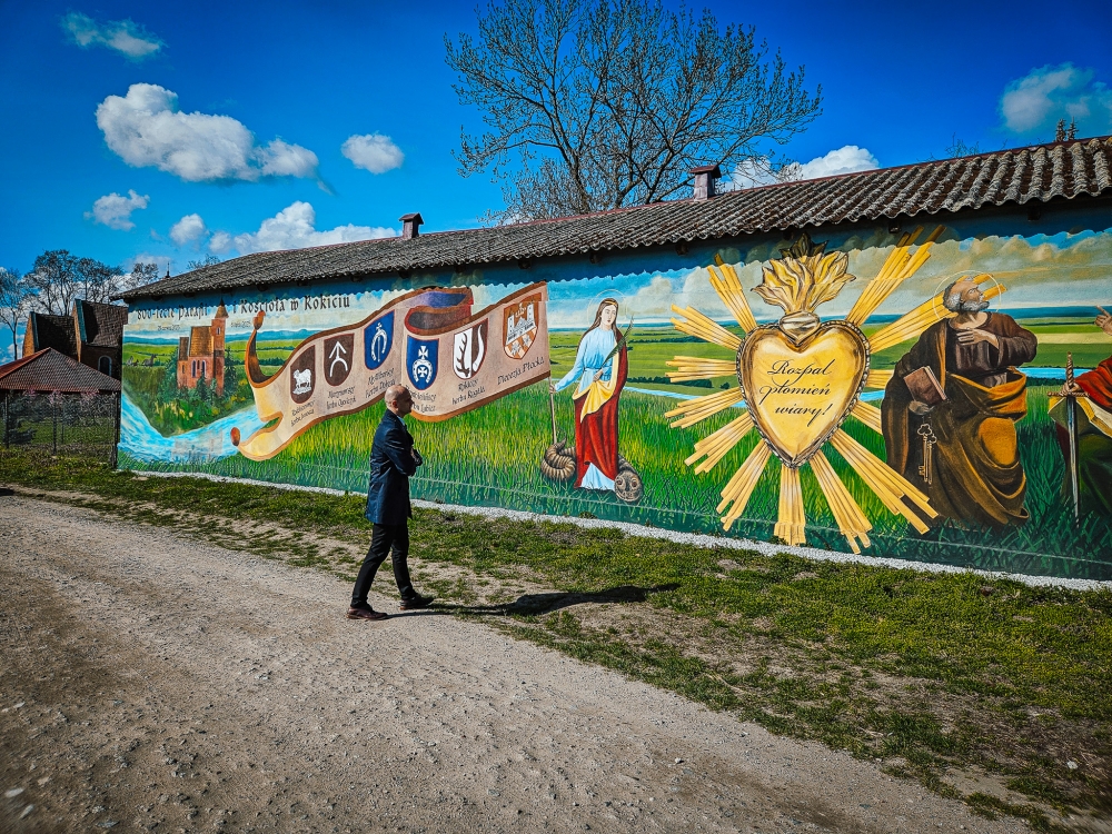 Starosta podziwia mural