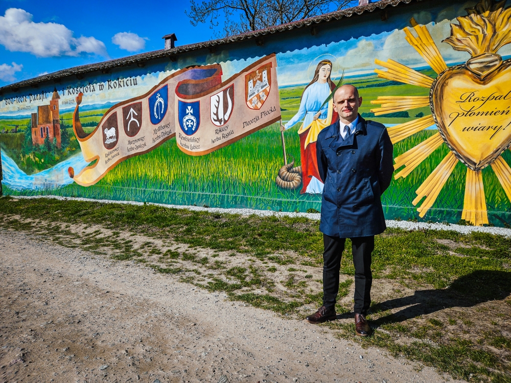 Starosta na tle pięknego muralu