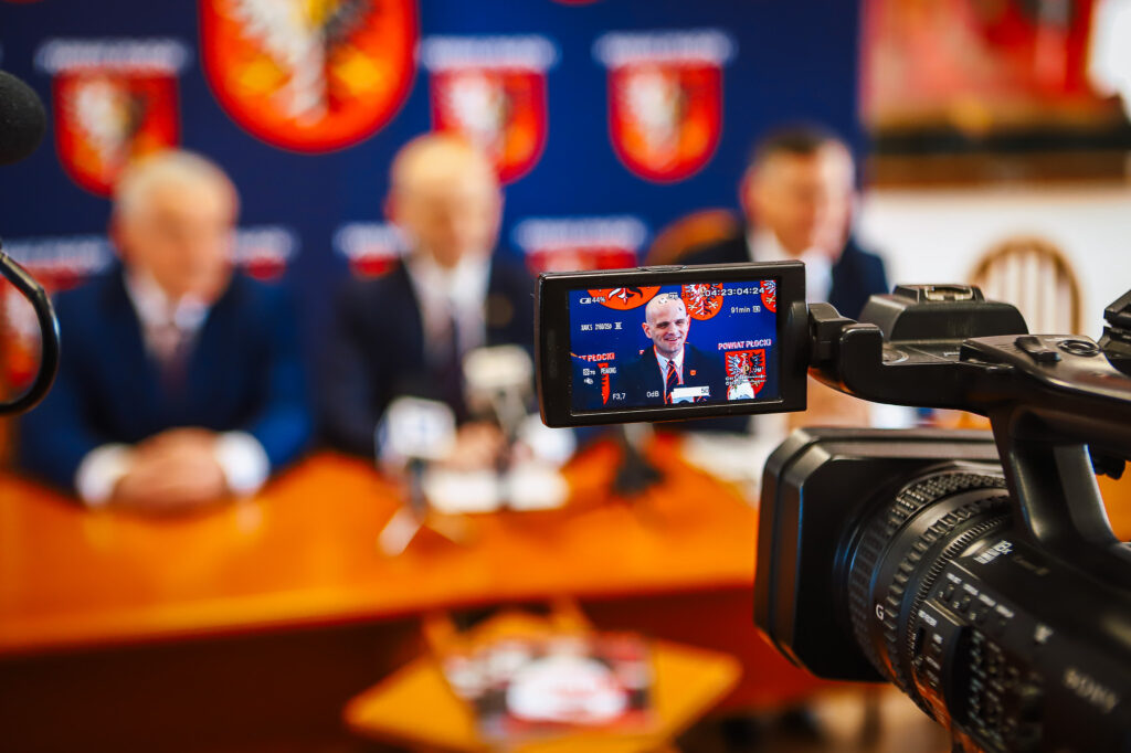 Kamera nagrywa konferencję prasową