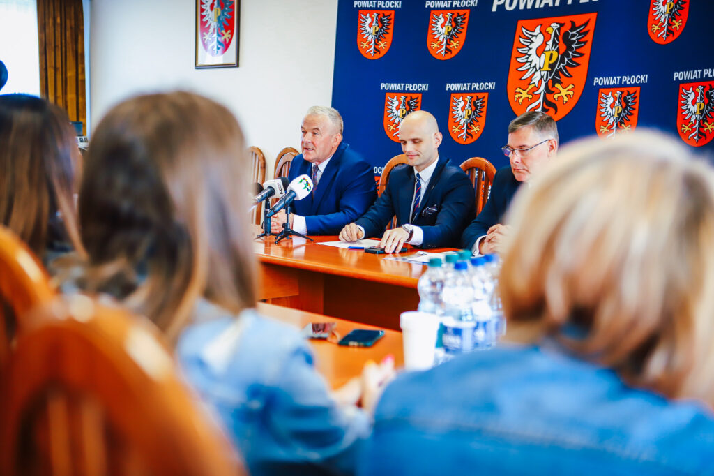 Władze powiatu płockiego w trakcie konferencji