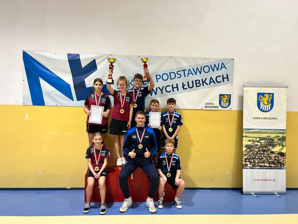 Zawodnicy z medalami i pucharami