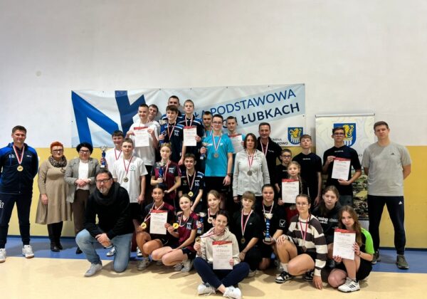 Uczestnicy turnieju tenisa stołowego w SP w Nowych Łubkach