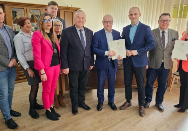 Uczestnicy uroczystego podpisania umów