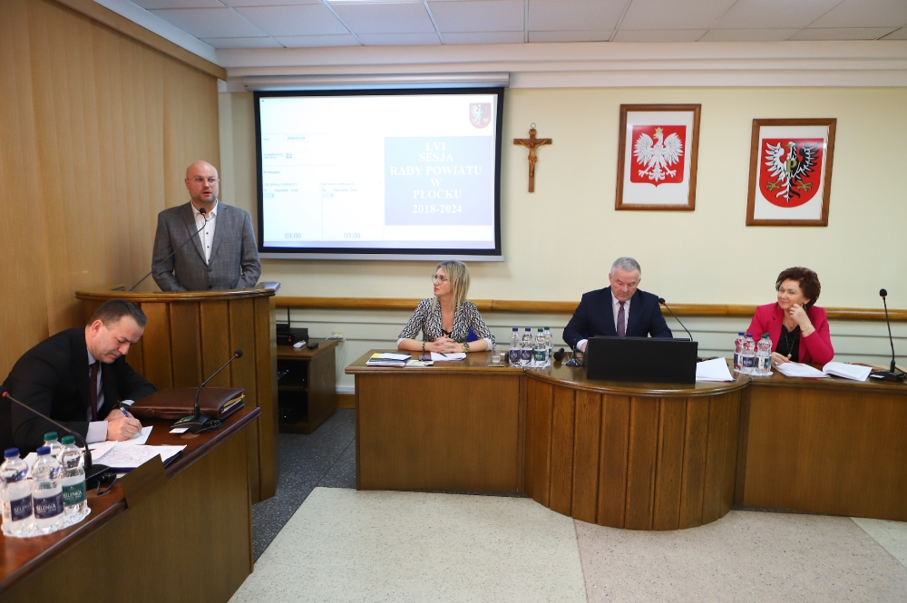 Radny powiatu wygłaszający przemówienie na mównicy