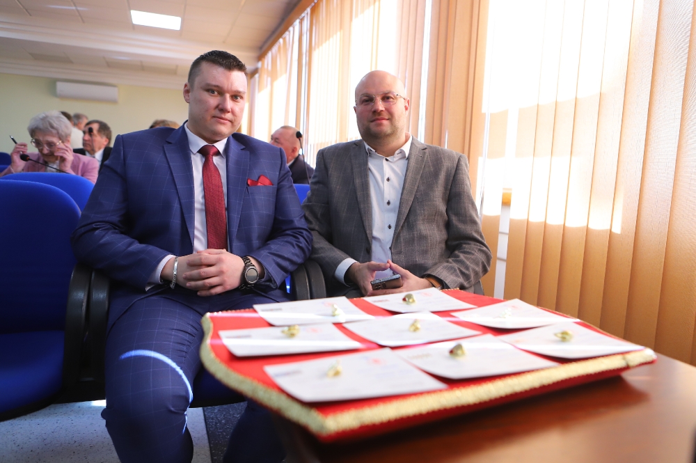 Radni wręczający odznaczenia