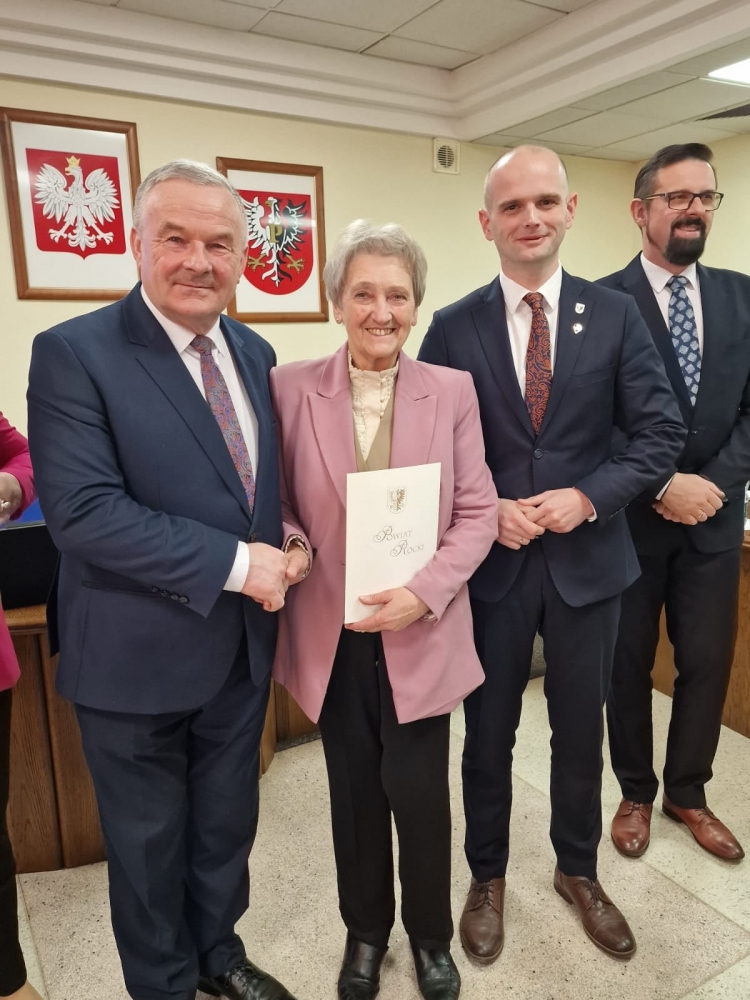 Starosta z przewodniczącym i radnymi powiatu