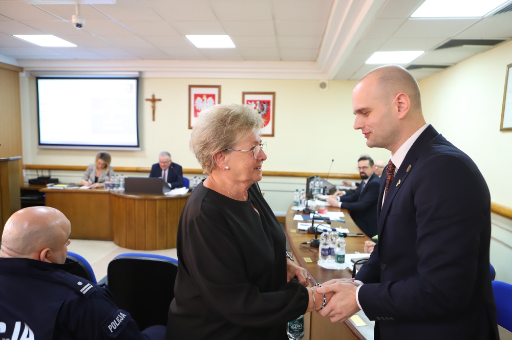 Starosta wręczający osobiste podziękowania