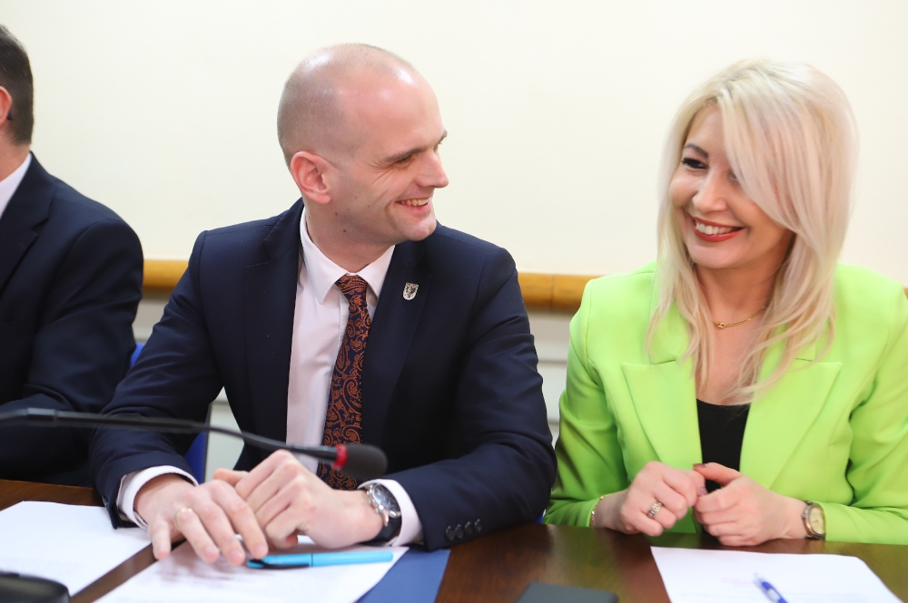 Starosta i wicestarosta powiatu płockiego z uśmiechami na twarzy