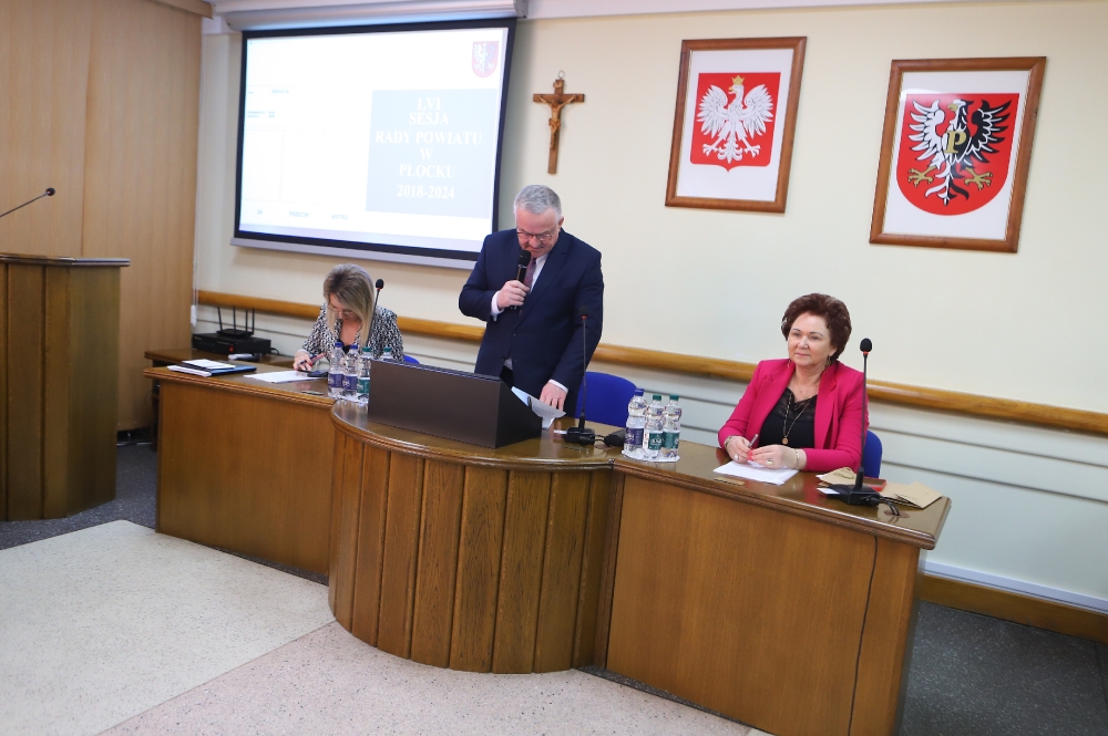 Przewodniczący rady powiatu podczas przemówienia