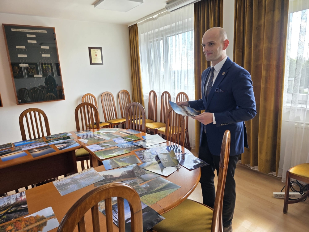 Starosta płocki ogląda zdjecia konkursowe