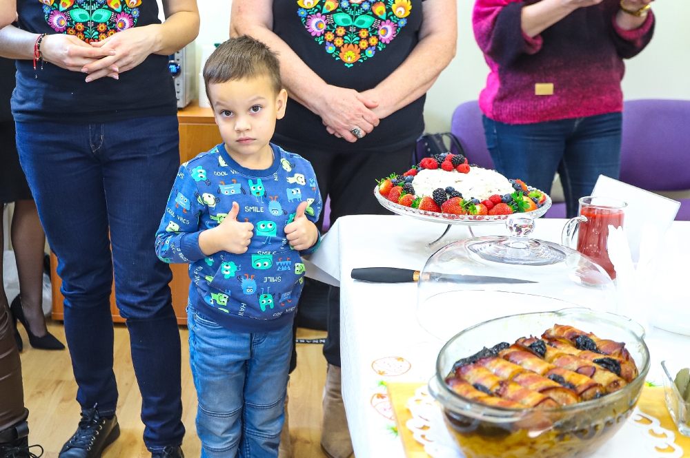Dziecko stojące przy deserze z owocami