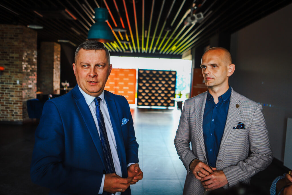 Dyrektor Sebastian Borowiak i Starosta Sylwester Ziemkiewicz