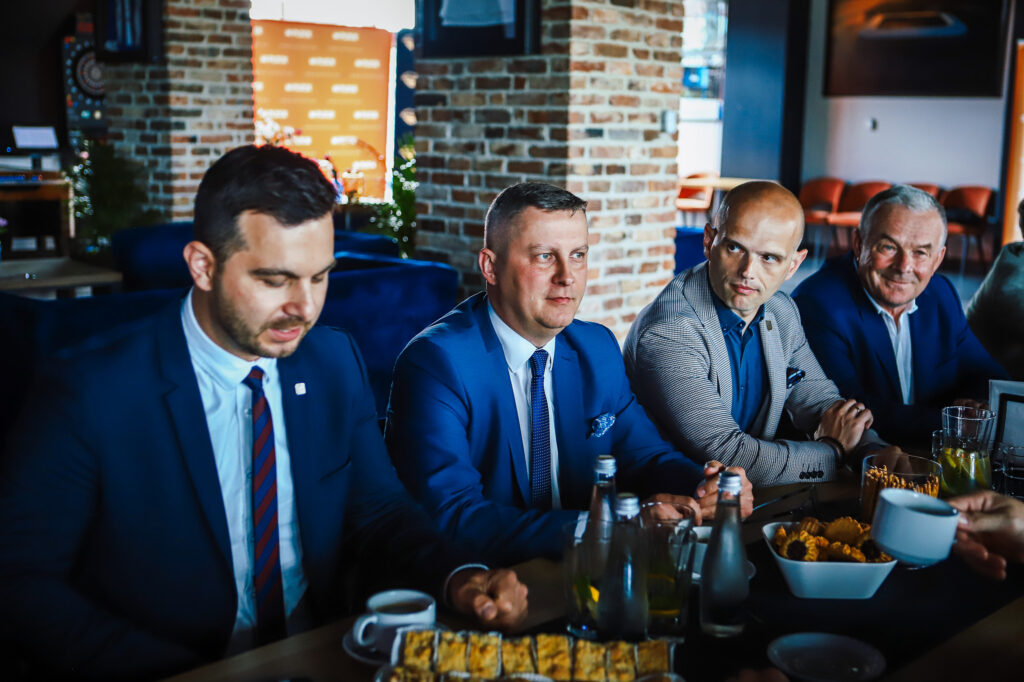 Wszystkie dotychczasowe warianty zostaną poddane dalszej analizie wielokryterialnej, czym zajmie się zespół ekspercki przy Ministerstwie Infrastruktury