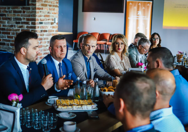 Przy mikrofonie Dyrektor Paweł Woźniak