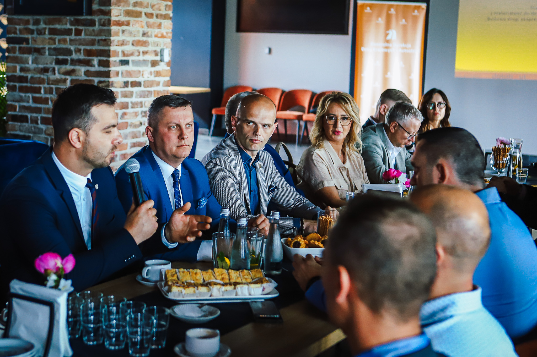 Przy mikrofonie Dyrektor Paweł Woźniak