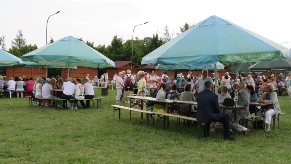 Uczestnicy z wielu UTW na placu piknikowym