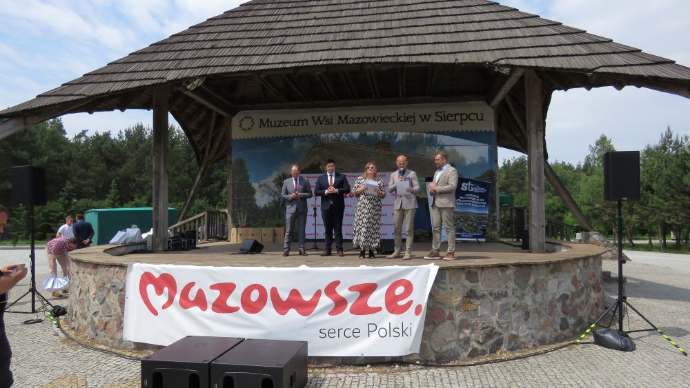 Starosta Płocki na scenie wraz z Magdaleną Gruszczyńską - Olczak oraz Starostą i Wicestarostą Płońskim i prowadzącym Juwenalia