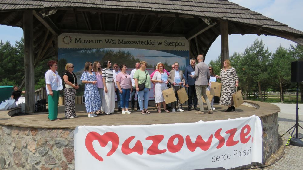 Starosta Płocki wręcza upominki dla koordynatorów