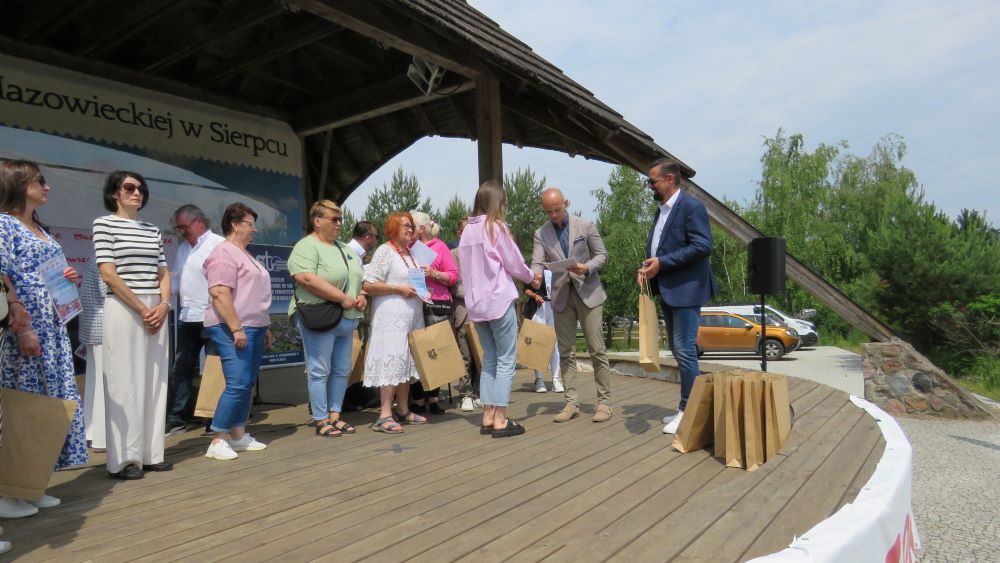Starosta wręcza dyplom jednej z koordynatorek UTW