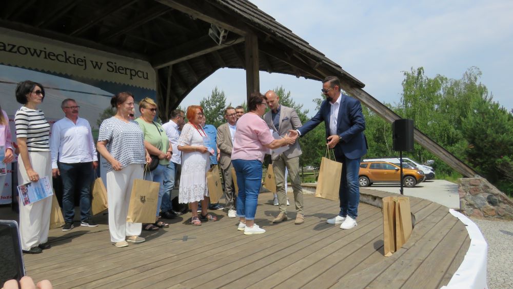 Radny Bogdan Banaszczak gratuluje jednej z uczestniczek