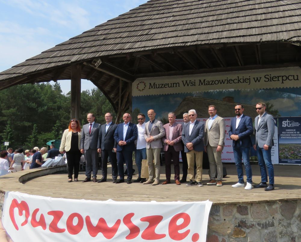 Starostowie zaproszonych powiatów na scenie
