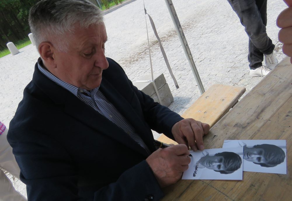 Lesław Ćmikiewicz składa autografy