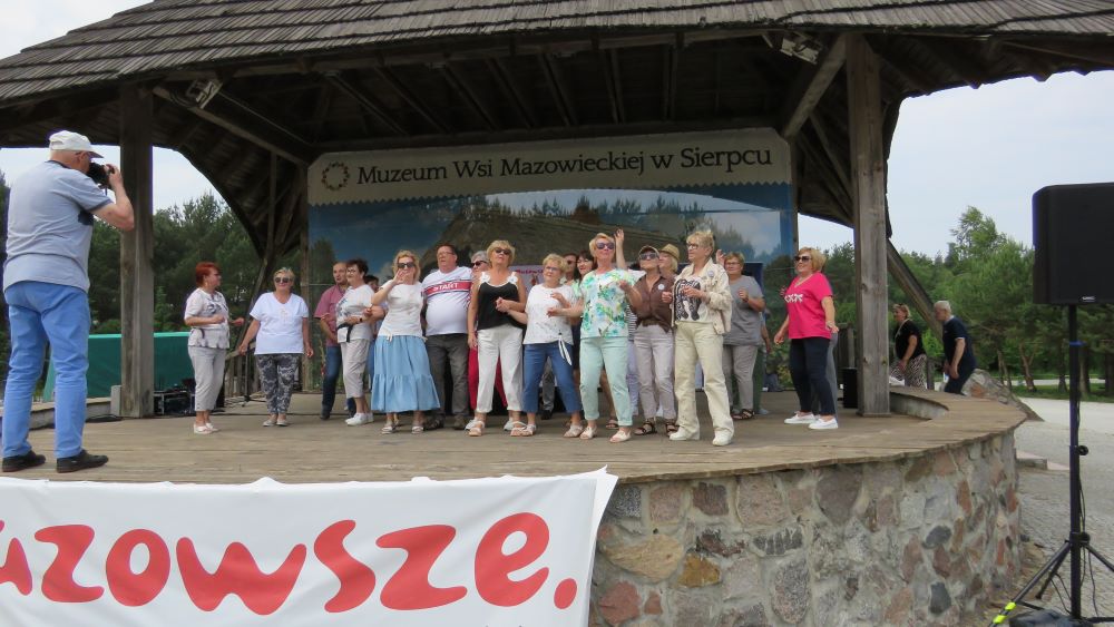 Studenci UTW tańczą na scenie do muzyki DJ