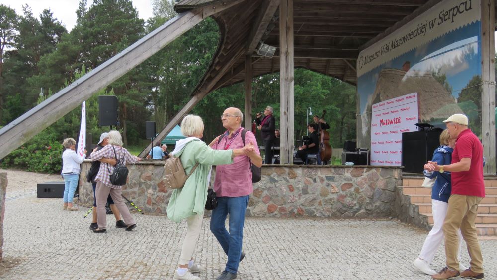 Studenci UTW tańczą