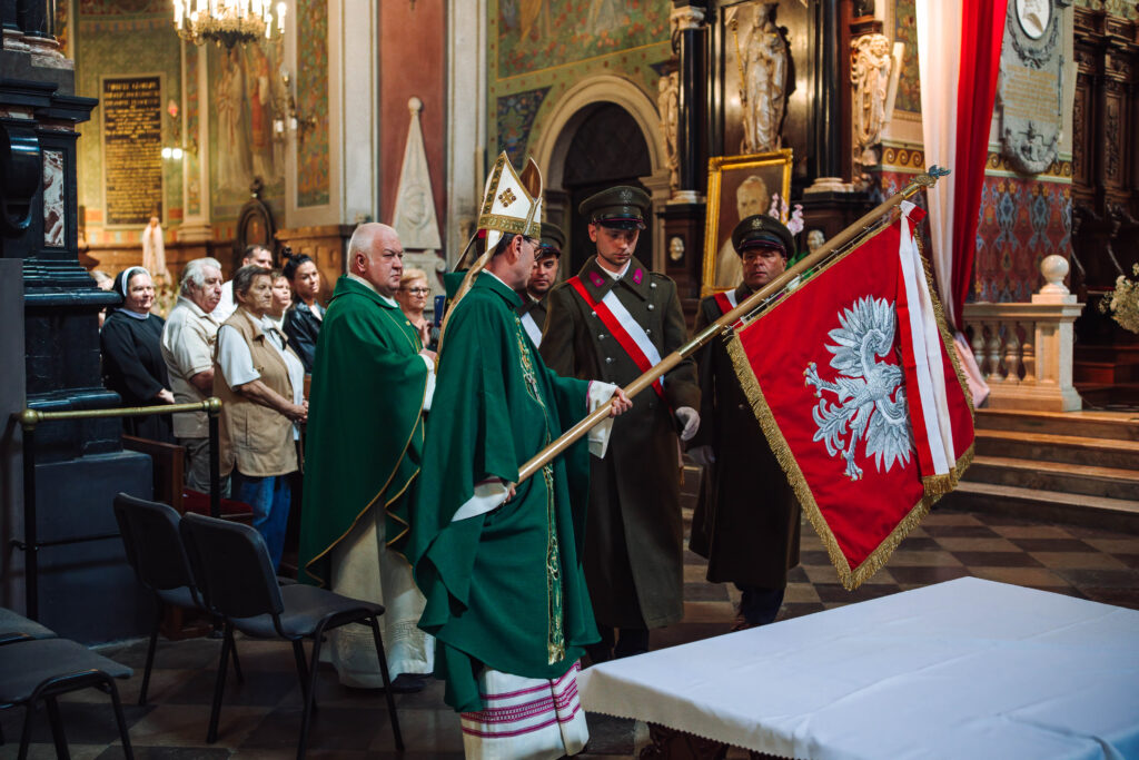 Sztandar poświęcił biskup Mirosław Milewski