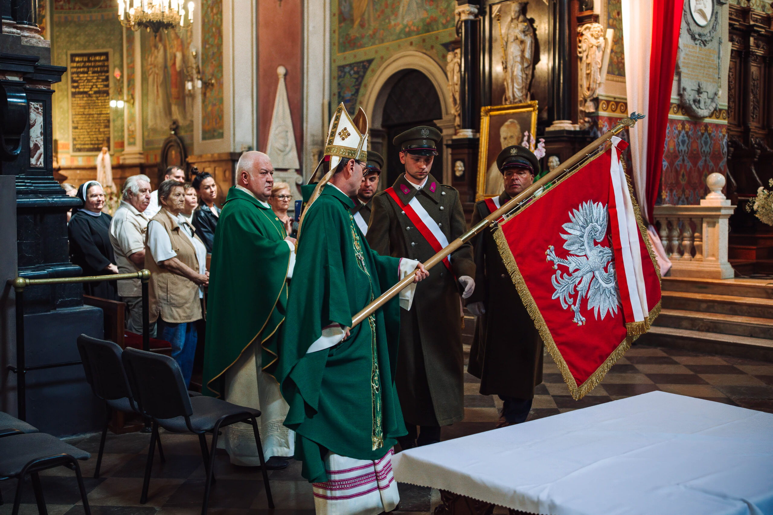Sztandar poświęcił biskup Mirosław Milewski