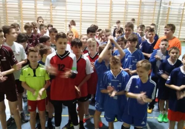 Uczniowie biorący udział w rozgrywkach