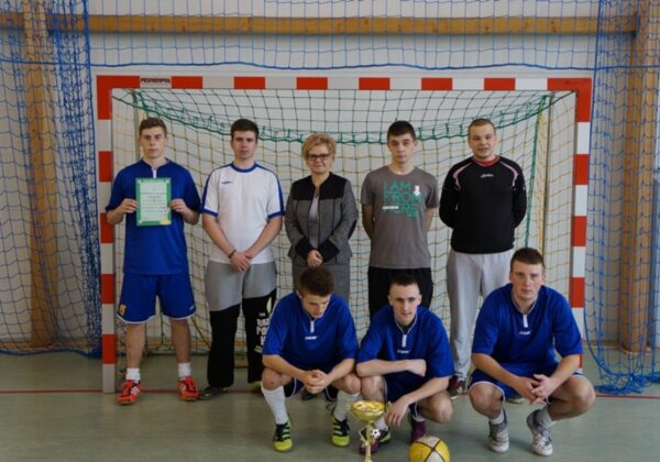 Zdjęcie pamiątkowe na tle bramki