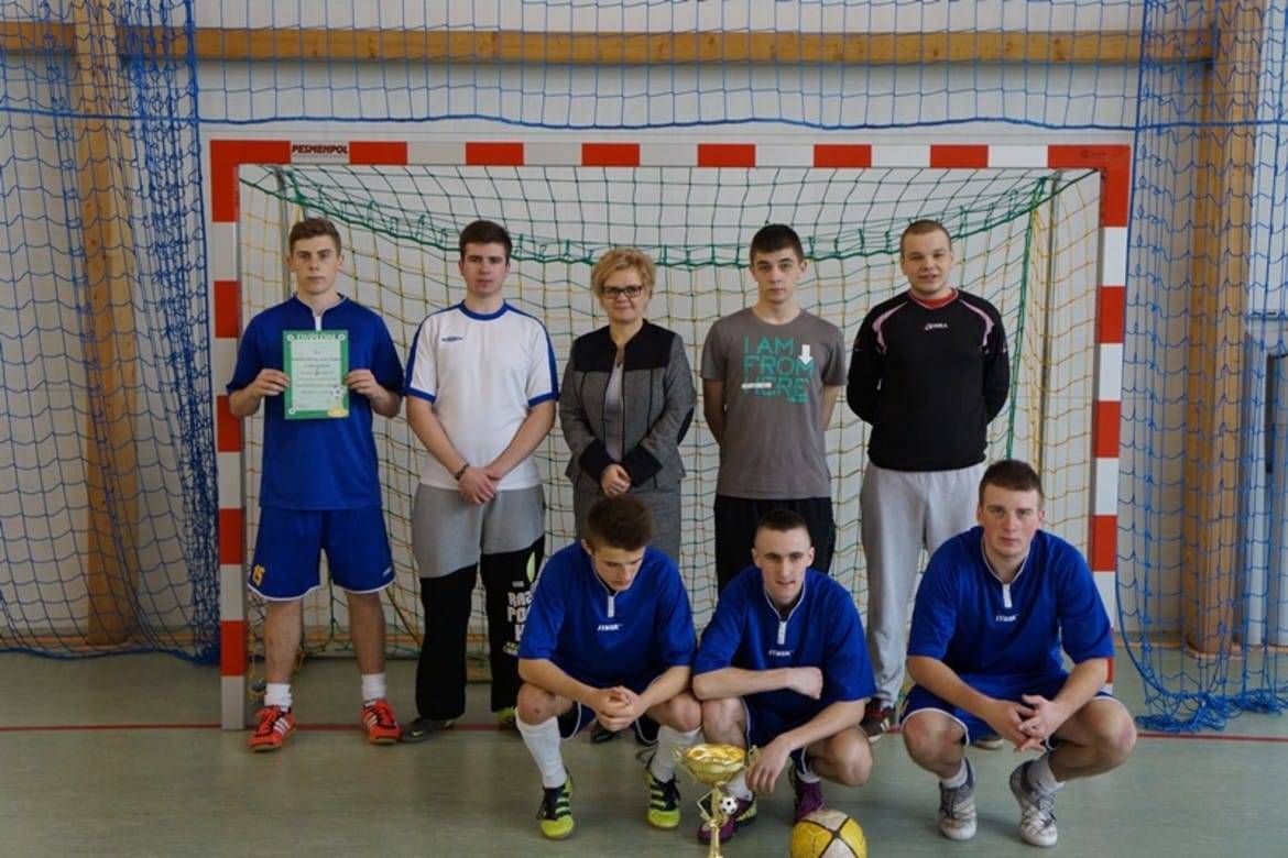 Zdjęcie pamiątkowe na tle bramki