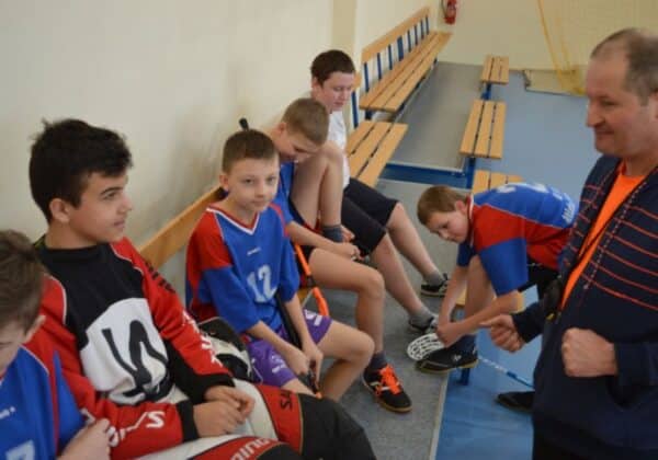 Jedna z drużyn rozmawiająca z trenerem