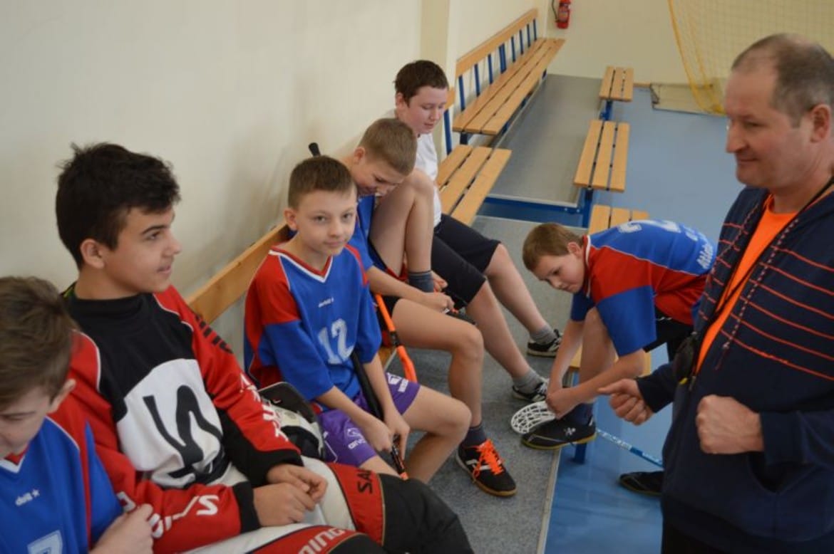 Jedna z drużyn rozmawiająca z trenerem