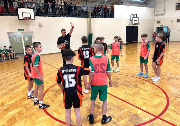 Początek meczu koszykówki