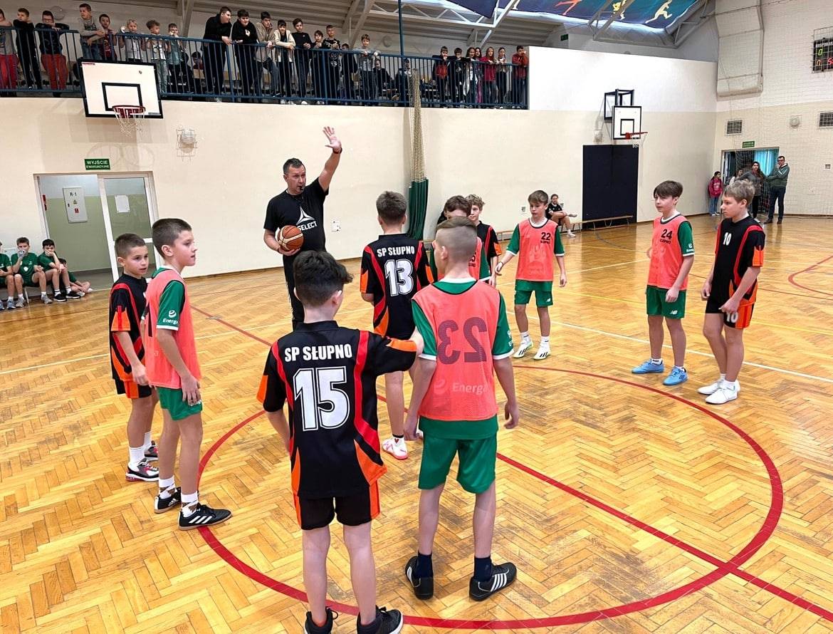 Początek meczu koszykówki