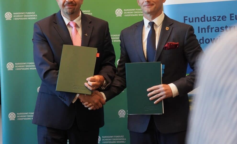 Starosta Sylwester Ziemkiewicz wraz z przedstawicielem NFOŚiGW w Warszawie uścisk dłoni