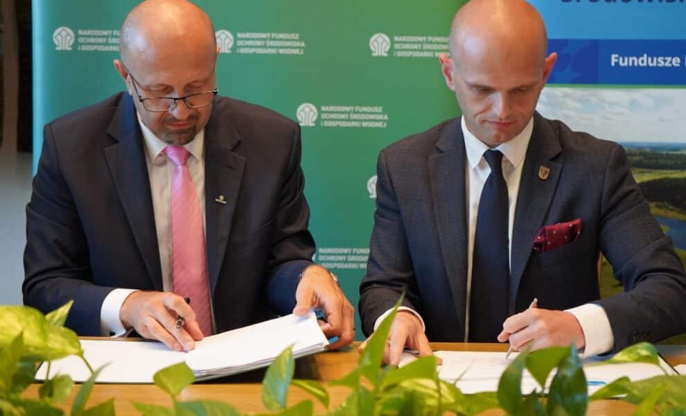 dwie osoby podpisują umowę