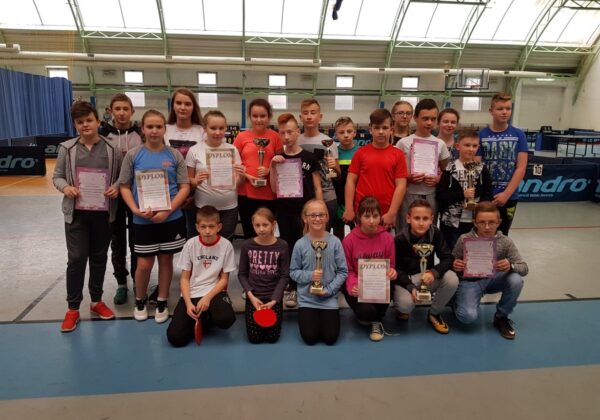 Uczestnicy igrzysk z pucharami i dyplomami