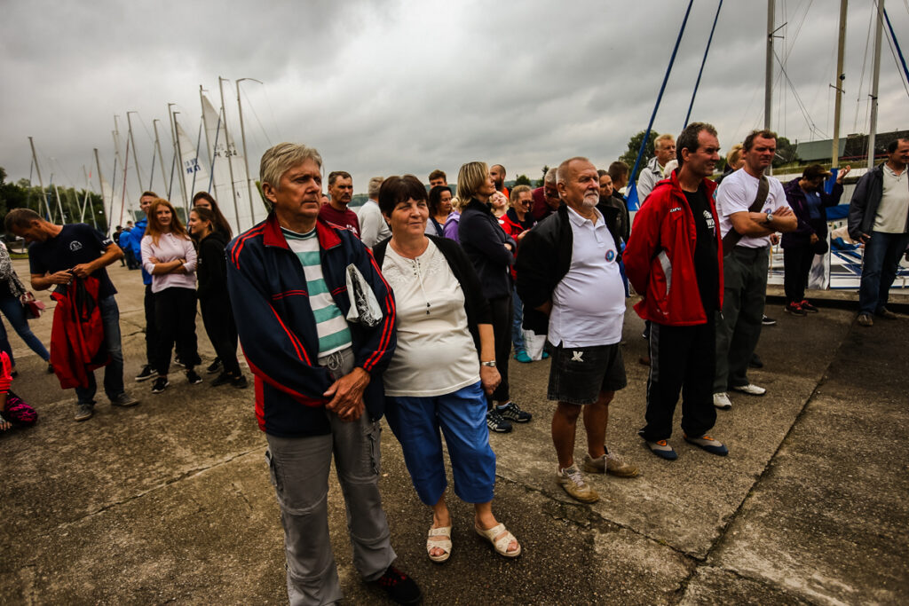 Publiczność obserwująca przebieg regat