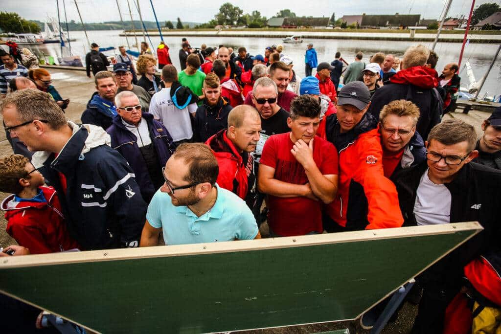 Spoglądanie na tablicę przez organizatorów