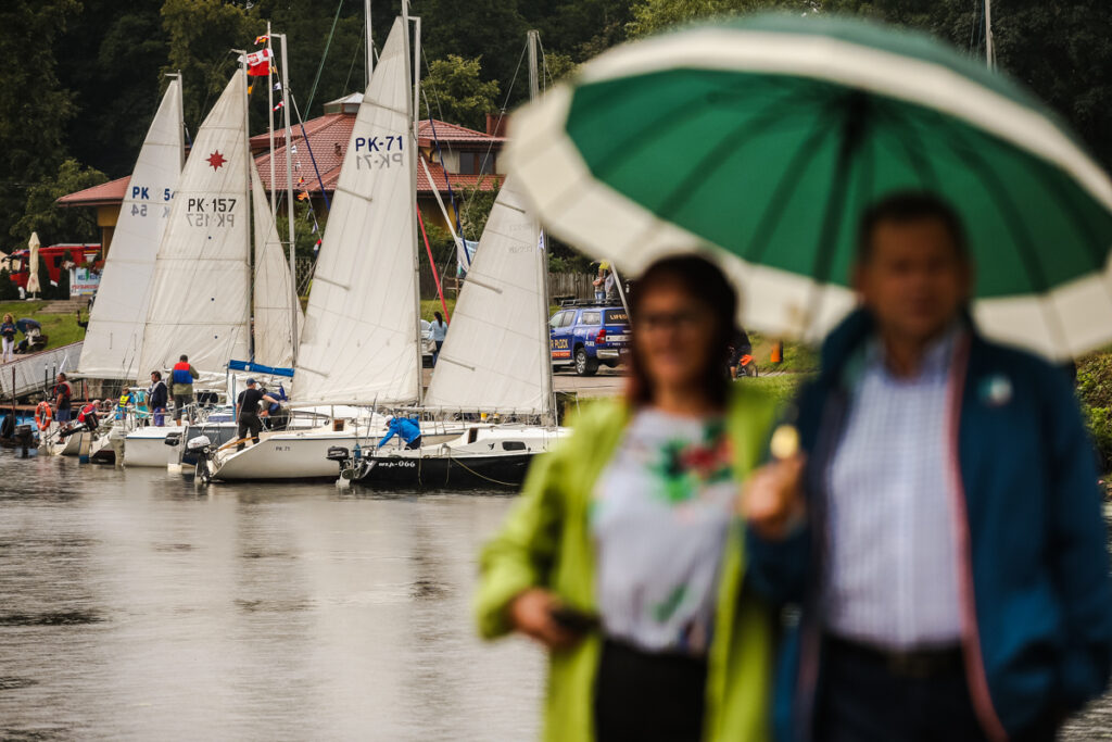 Para spacerująca pod parasolką