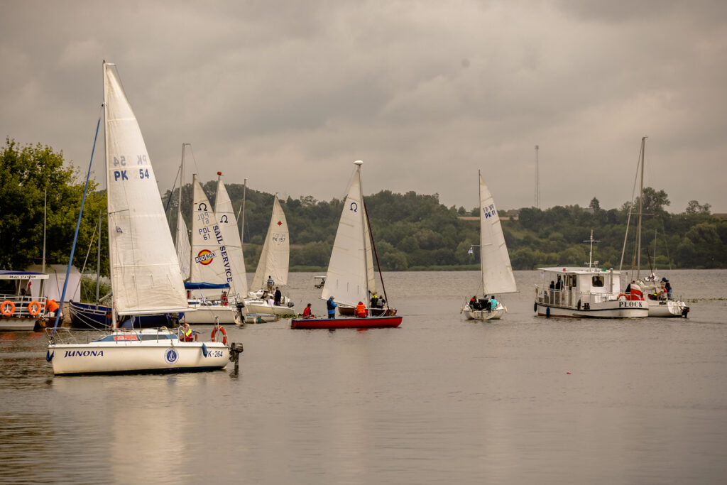 Kilka żaglówek w zbiorniku wodnym