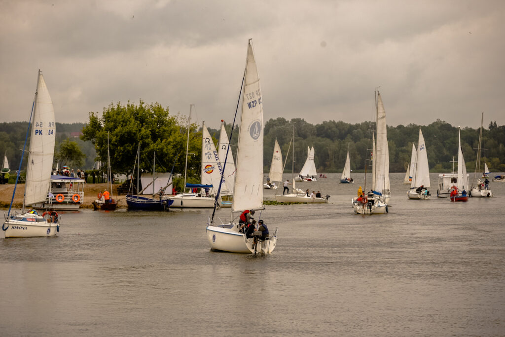 Uczestnicy regat na wodzie