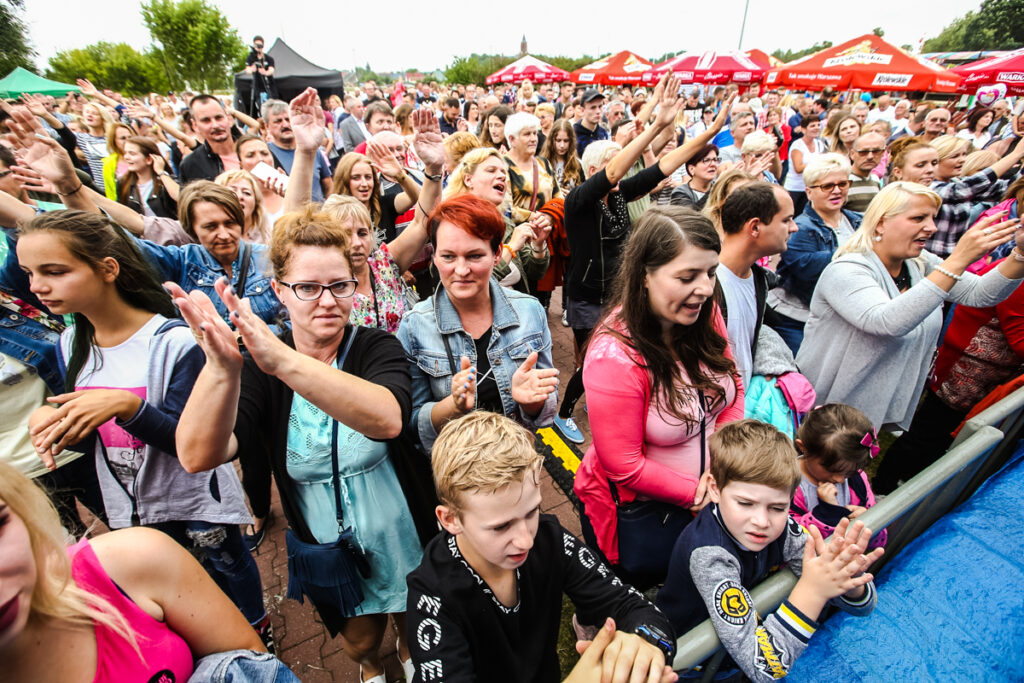 Publiczność przy scenie