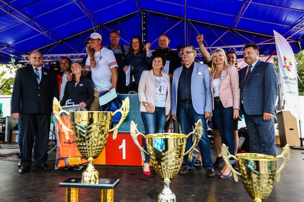 Władze powiatu podczas regat