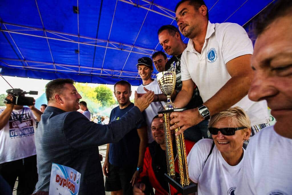 Wręczenie pucharu nagrodzonym