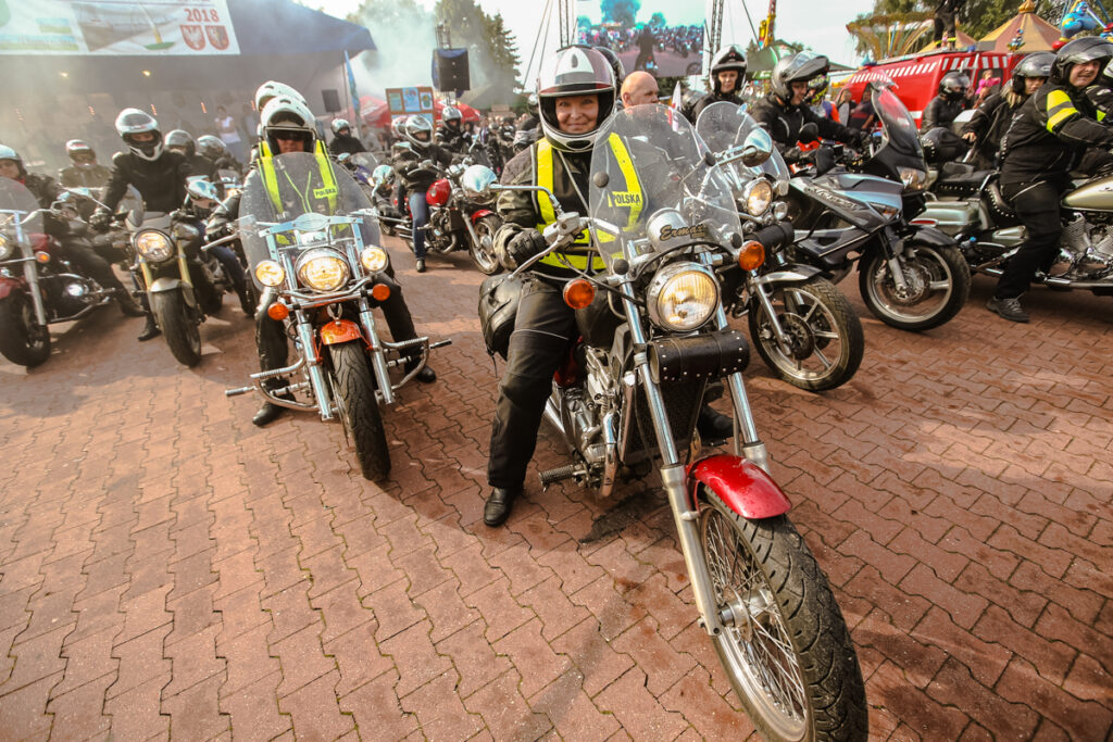 Motocykliści na swoich motorach